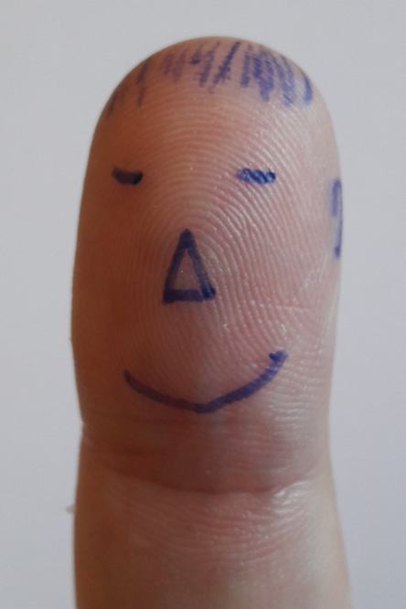 Visage dessiné sur un doigt.
